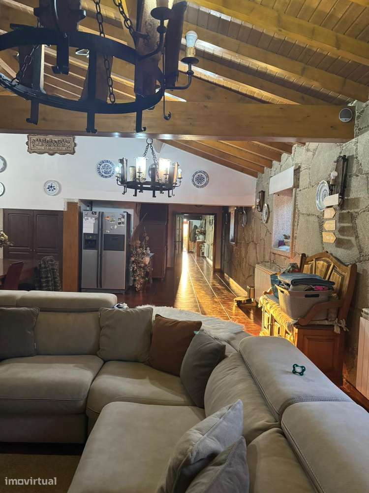 Moradia térrea T4 em pedra com 386m2 e terreno com 6.000m2, anexos.-18