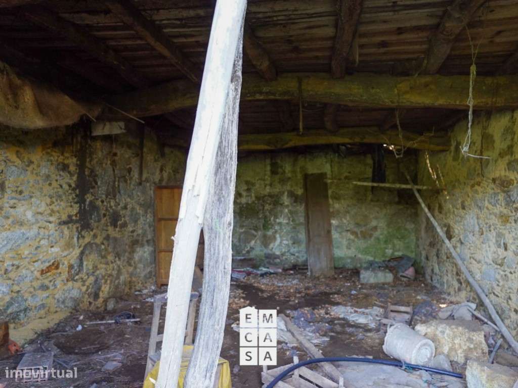 Moradia para restauro com 6945m² de terreno - Grande imagem: 5/22