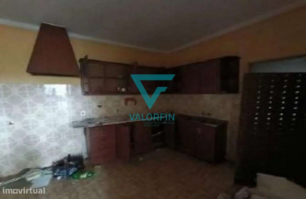 MORADIA T3+2 para Recuperar com Garagem e Terreno | Maceira – Leiria-2