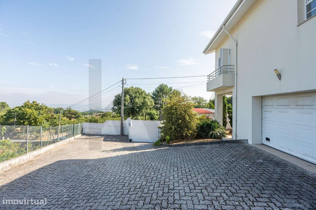 Moradia T3+1 com terreno em Burgães, Santo Tirso-23