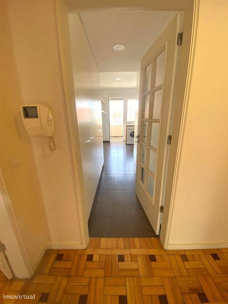 Apartamento T4 c/ varanda renovado à Av. da Boavista-27