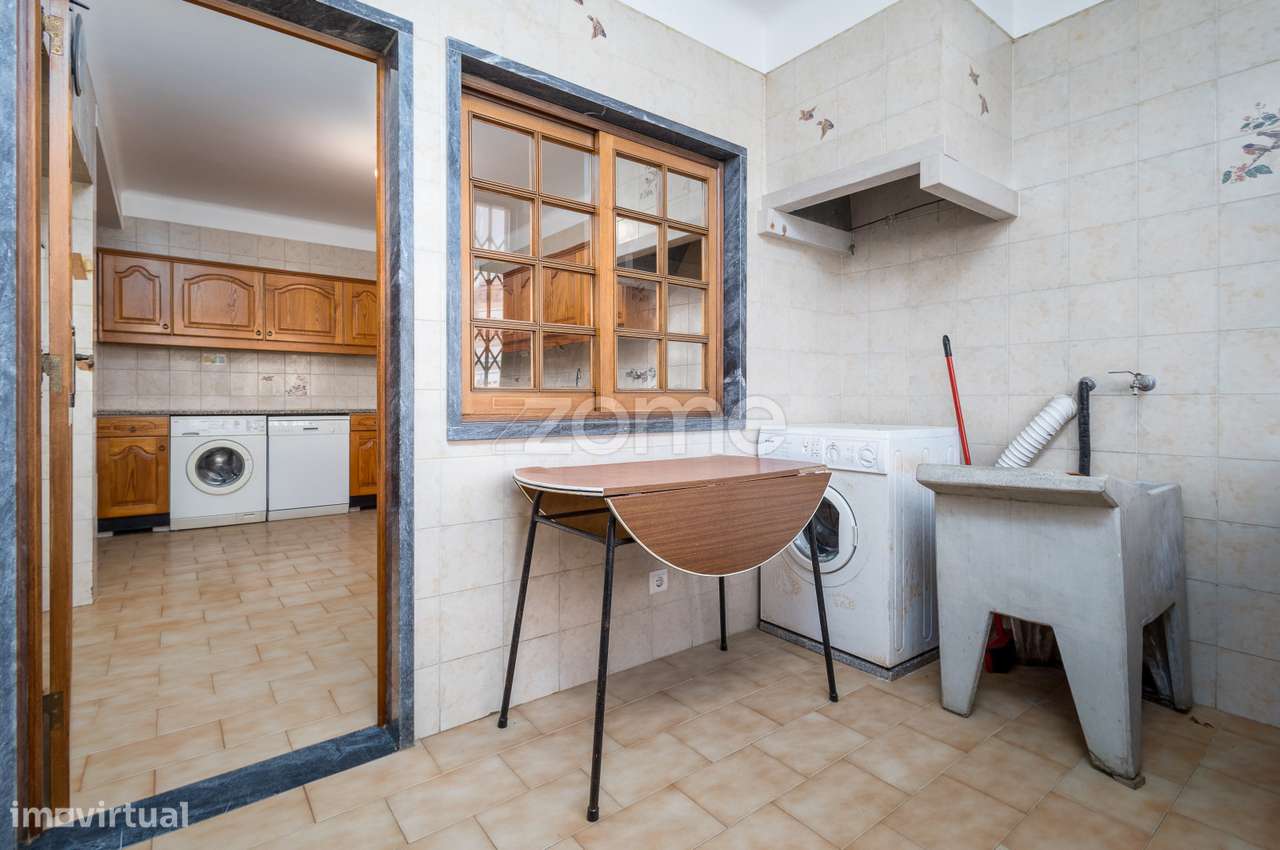 Moradia T4 (espaçosa) em Casais de Mem Martins-55