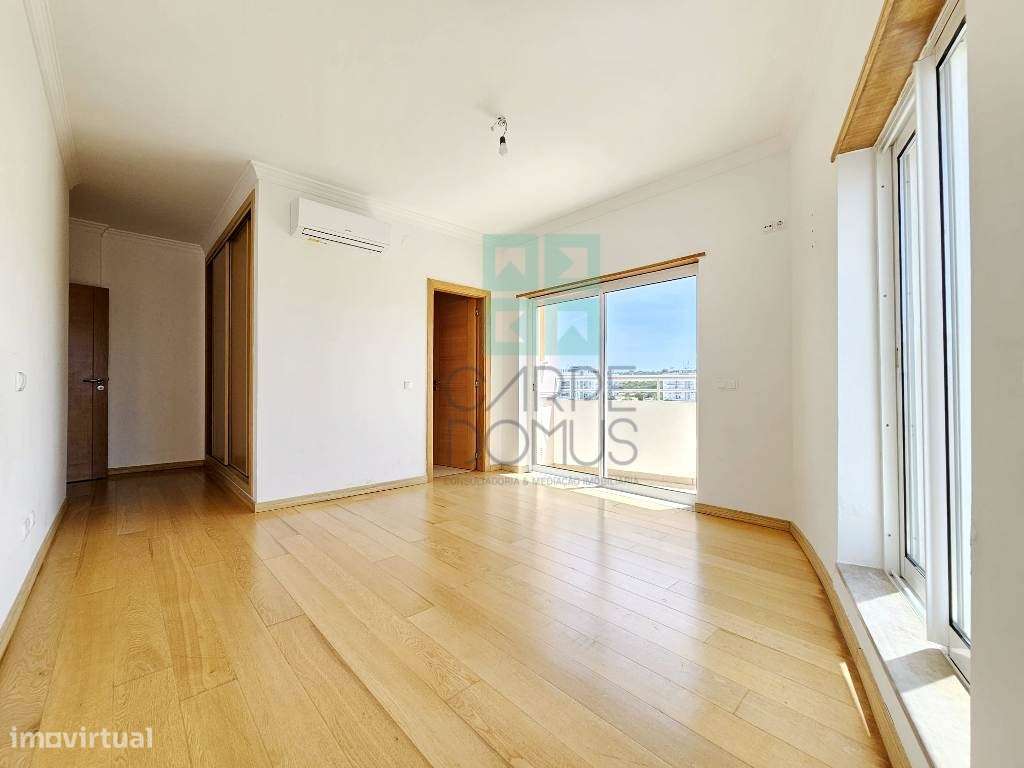 Espaçoso apartamento T3, com parqueamento, junto centro de Loulé, A...-36