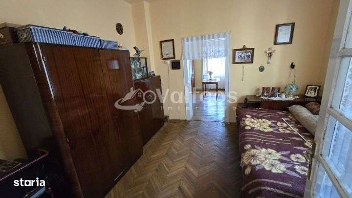 Resita, de vânzare casă, două corpuri, curte, zona centrală-6