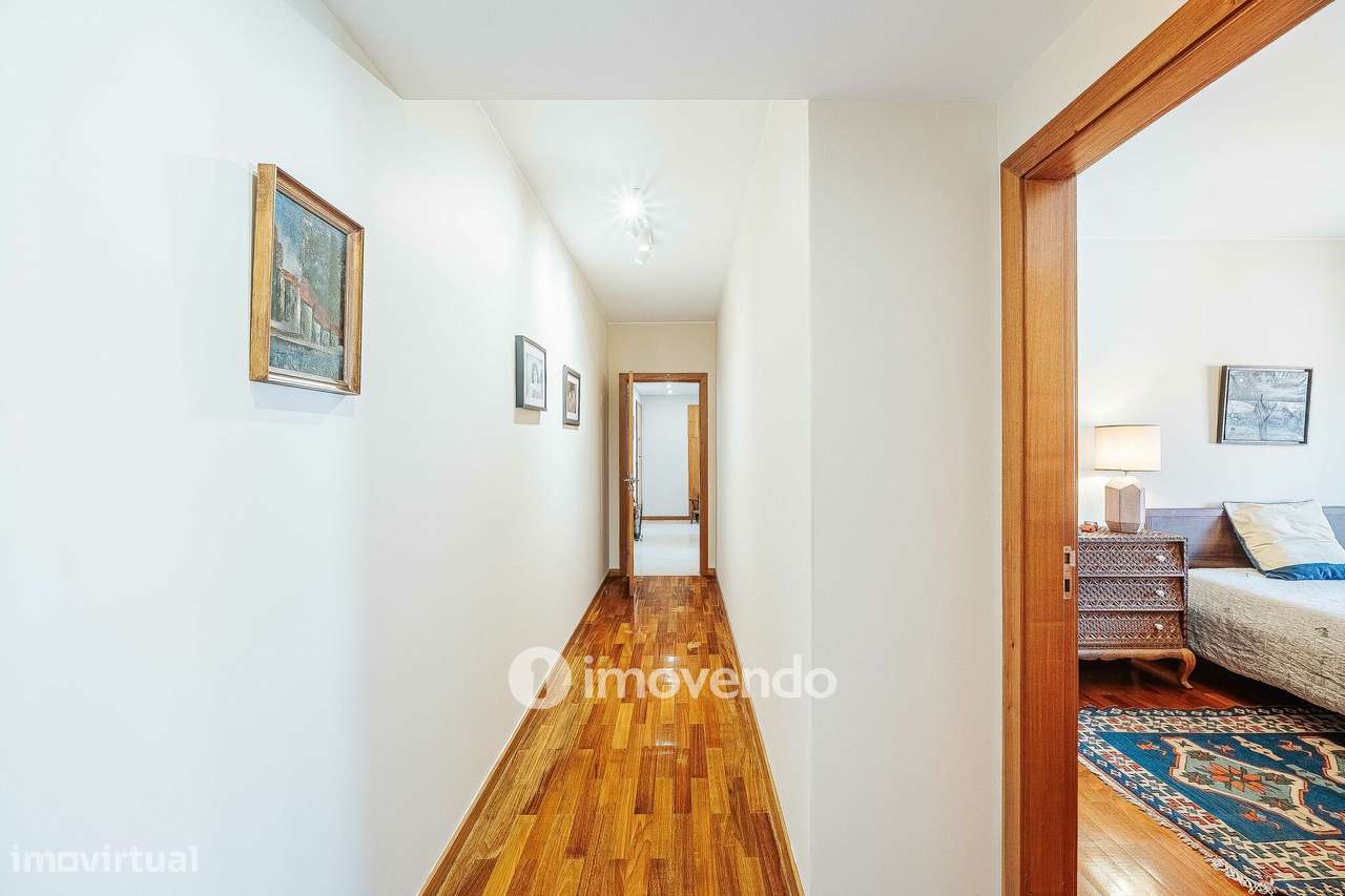 Apartamento T3, com garagem e arrecadação, na Ramada-14