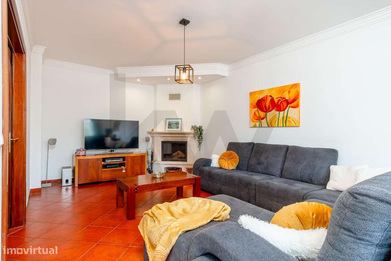 Moradia em Banda T4+1 com Jardim, Garagem e Sótão-7