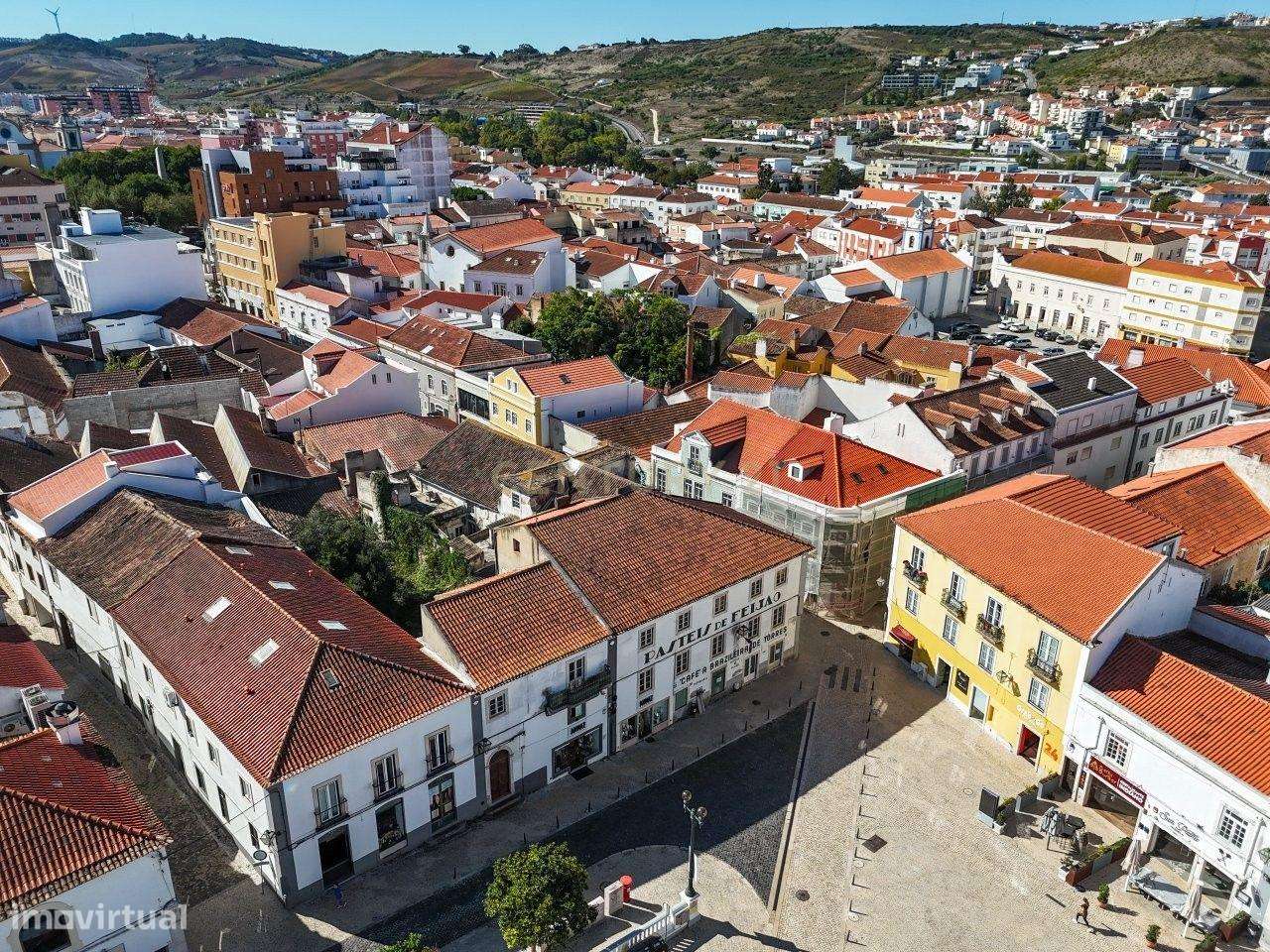 Edifício da "Brasileira" para Recuperação em Torres Vedras - Grande imagem: 3/60