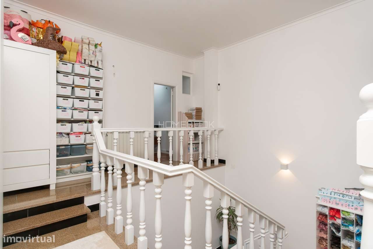 Moradia T5 renovada em condomínio fechado com piscinas, campo de ténis-47