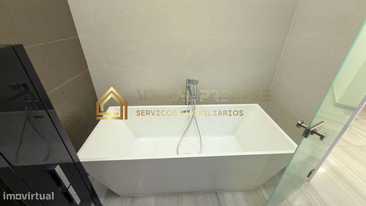 Moradia T4 Remodelada com Piscina em Belverde-16