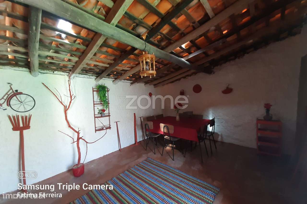 Moradia com pátio e anexos - Grande imagem: 3/15