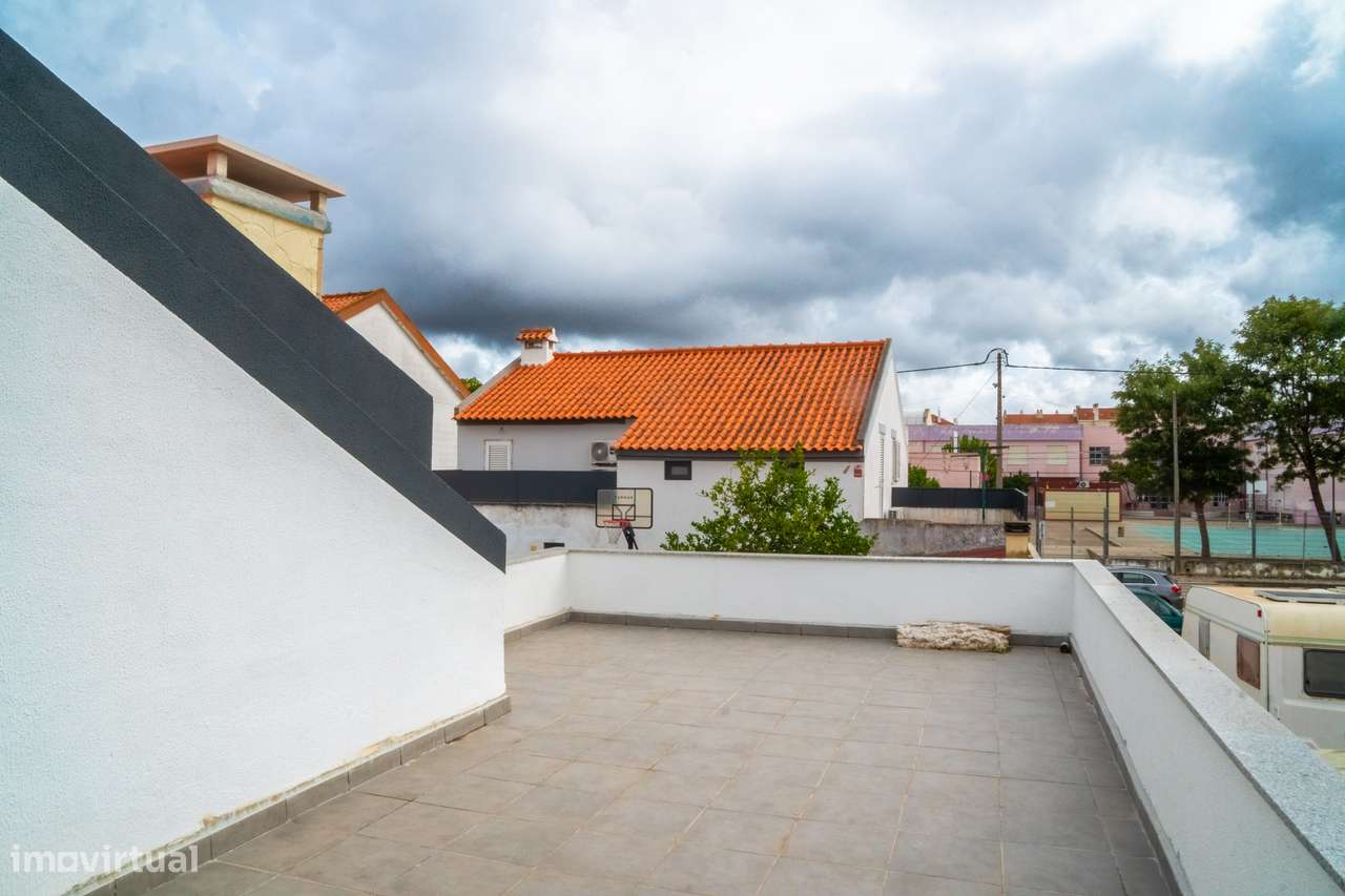 Moradia Remodelada T5 na Quinta do Conde – Pronta a Habitar!-30