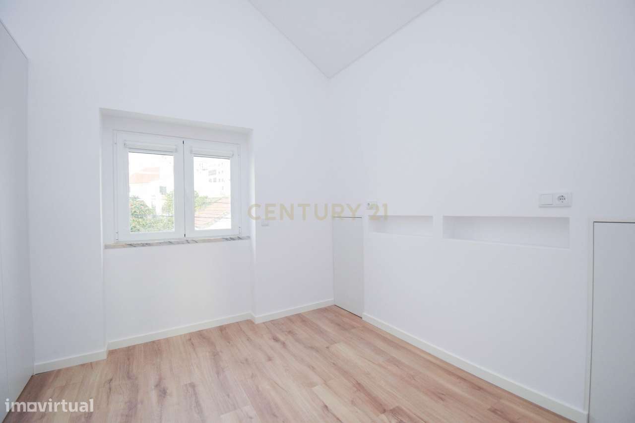 MORADIA T2 com Jardim * Bairro tranquilo em Cova da Piedade Almada-21