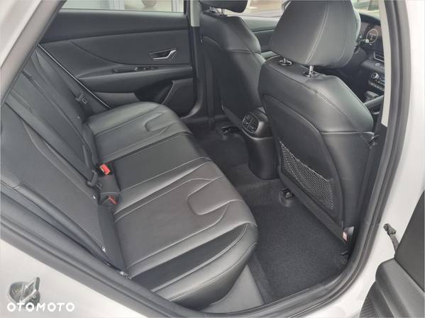 Hyundai Elantra 1.6 Executive CVT - 20