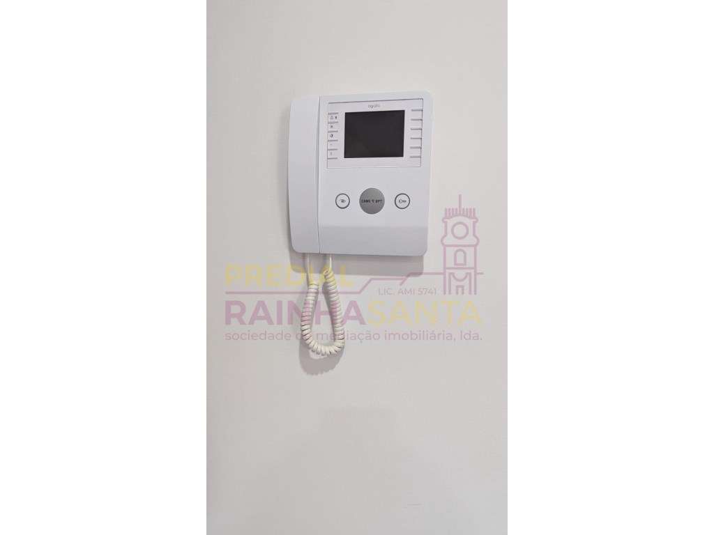 Prédio c/ três apartamentos T4 e lavandaria - Coimbra-37