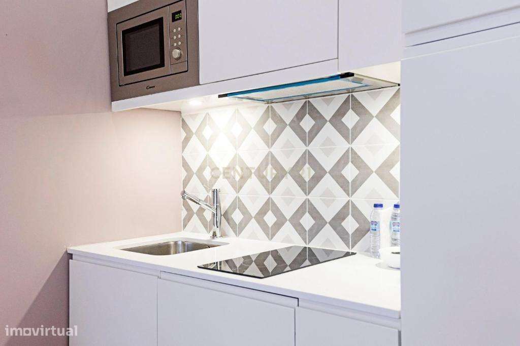 Prédio totalmente reabilitado com 5 apartamentos T0, no Centro Históri-3