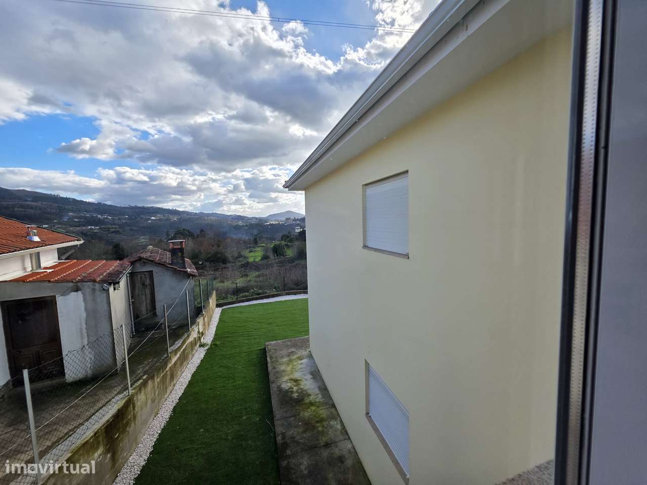 Moradia T2 com terraço e garagem nos subúrbios-19