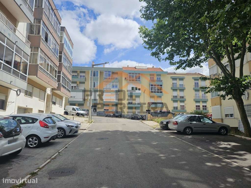 Situado no Forte da Casa, T2 em bom estado de conservação.-25