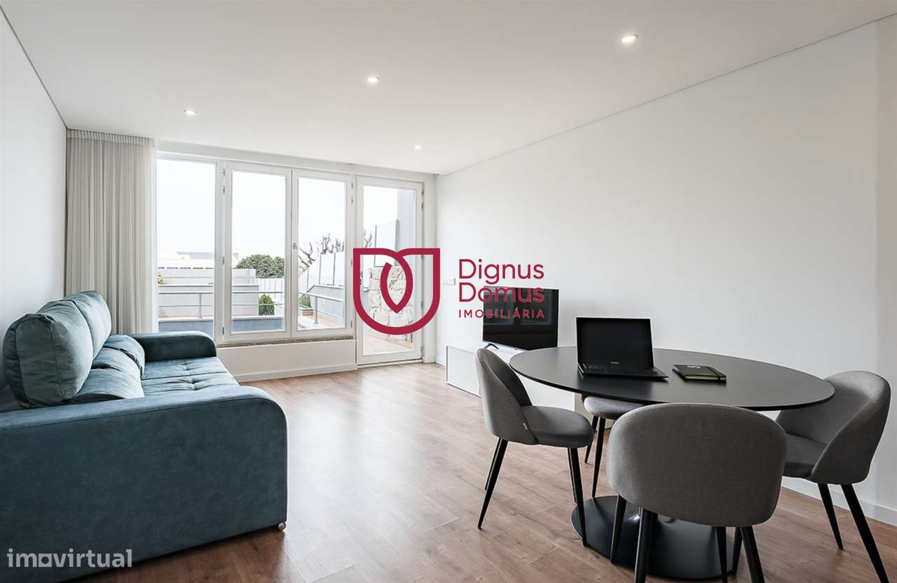 Duplex Renovado com Logradouro e Rendimento Garantido — Porto Centro-14