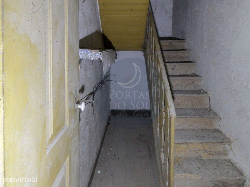 Imóvel c arquitetura histórica na rua principal do Cartaxo.-11