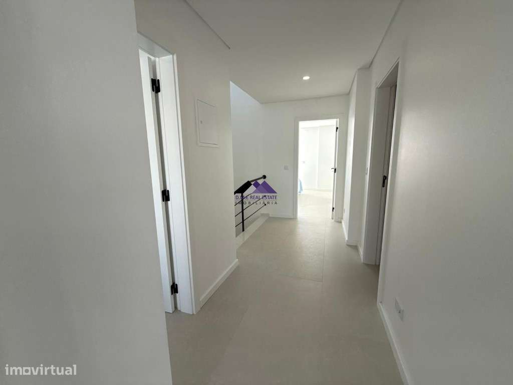 Moradia V3 com Garagem e Piscina a Estrear-52