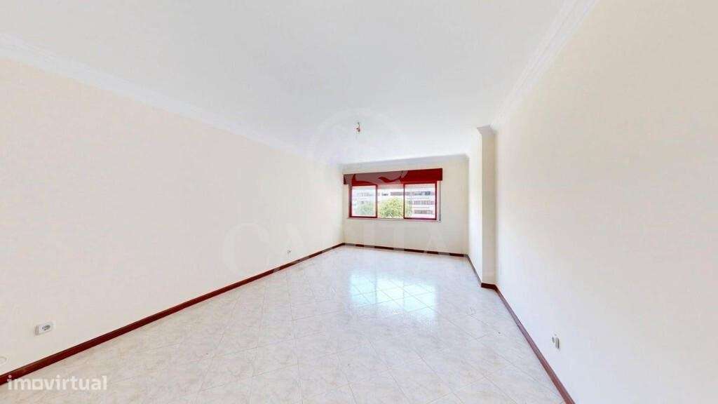 T2 espaçoso com varanda e garagem-7