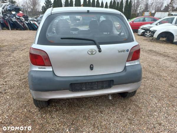 Toyota Yaris I 1.0 vvti 99r zderzak tylny kompletny - 1