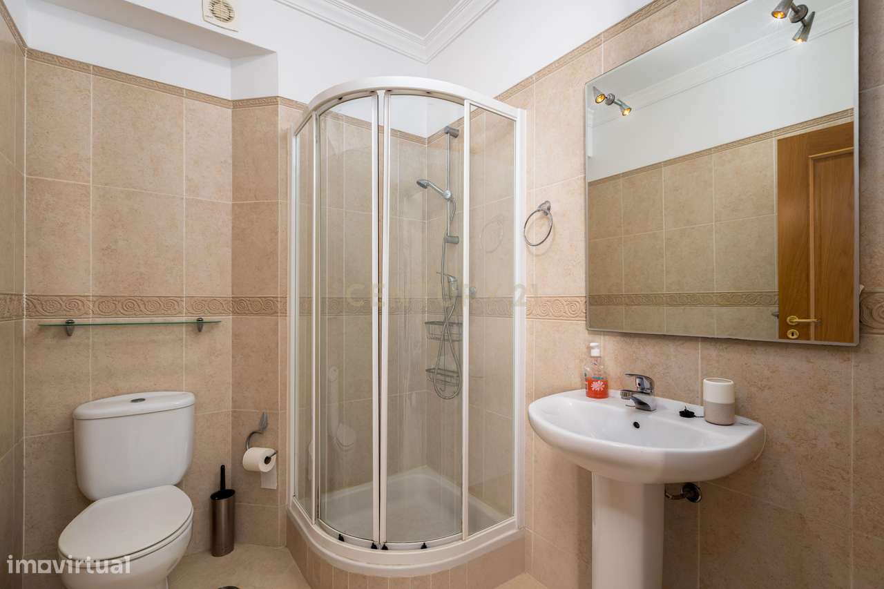 Espaçoso Apartamento T3 no Último Piso com Vista para as Piscinas no O-14