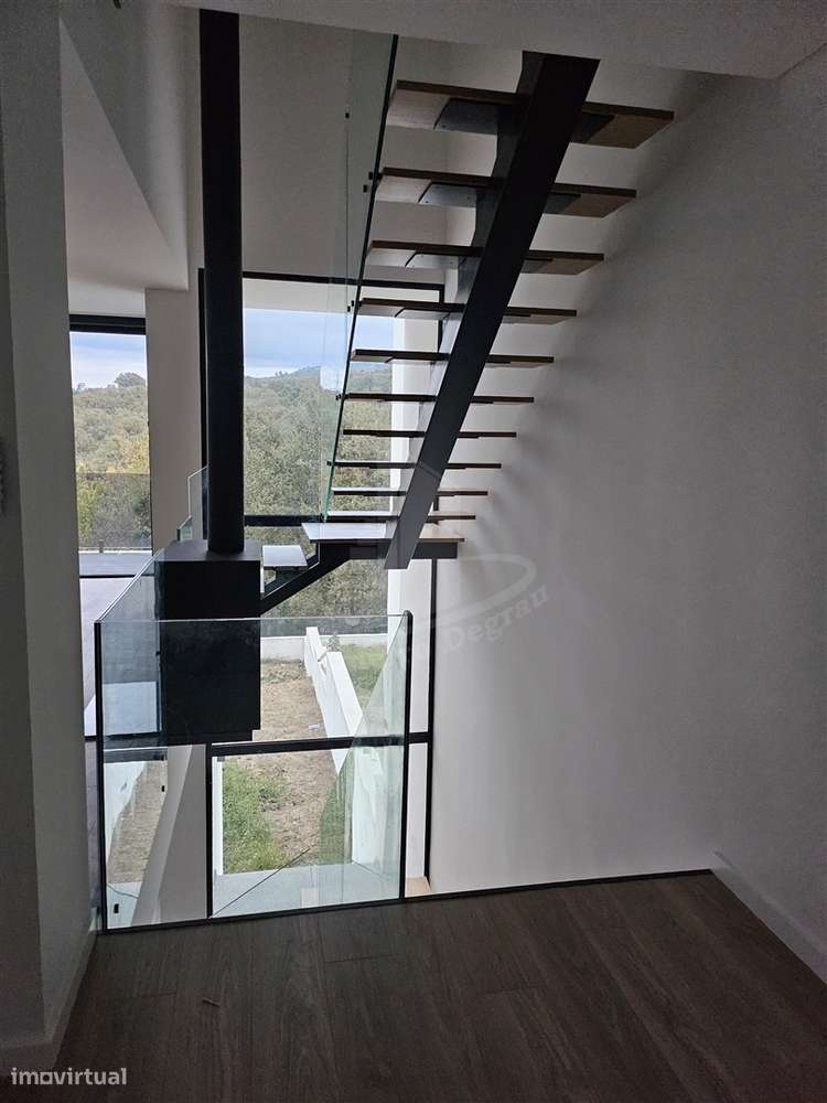 Moradia de gaveto em Santa Lucrécia-1