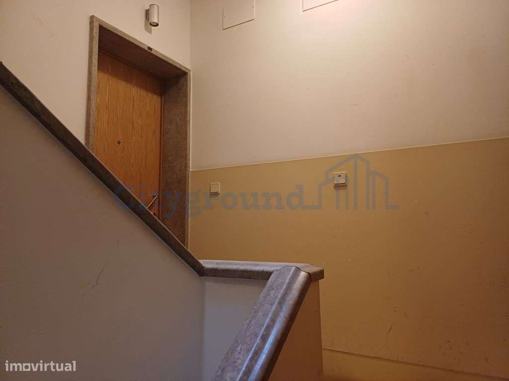 Excelente prédio renovado, de 10 fracções, em Benfica-18