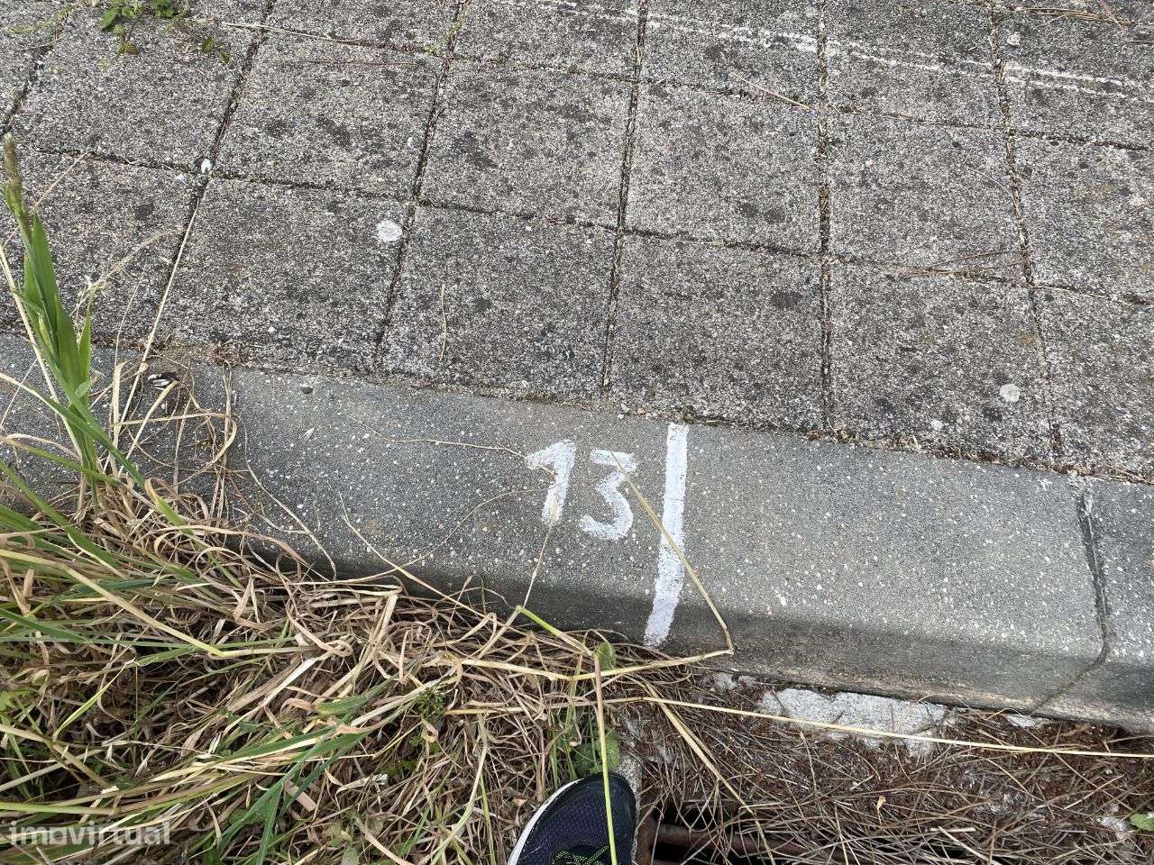 vende-se lote de terreno para moradia de três frentes - Grande imagem: 5/7