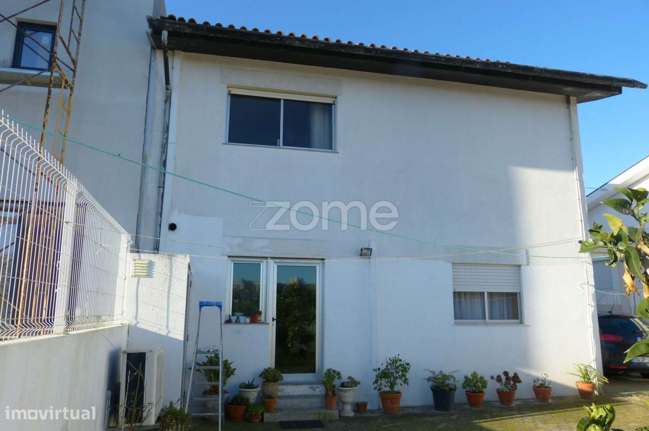 Moradia T4 de dois pisos com logradouro, em Leça do Balio, Matosinhos - Grande imagem: 4/29
