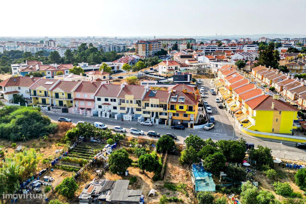 Moradia em Banda T3+1 com quintal e garagem em Zona Tranquila – Bacelo-31