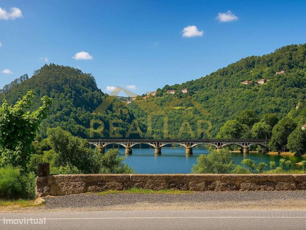 Terreno com Vistas Deslumbrantes sobre o Rio Caldo - Gerês-0