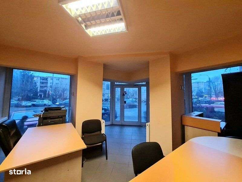 Spatiu birouri/comercial cu vitrina mare de 11 ml la B-dul Zizinului-12