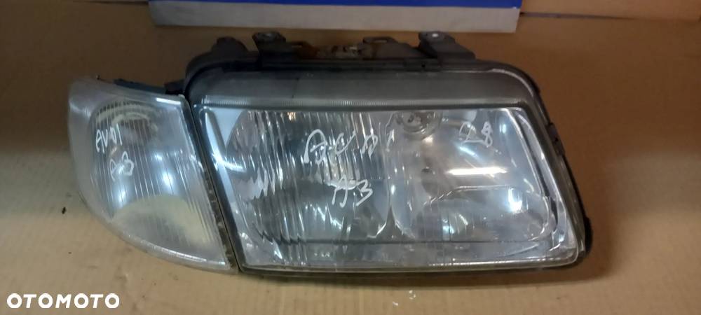 Lampa przód przednia prawa Audi A38L - 2