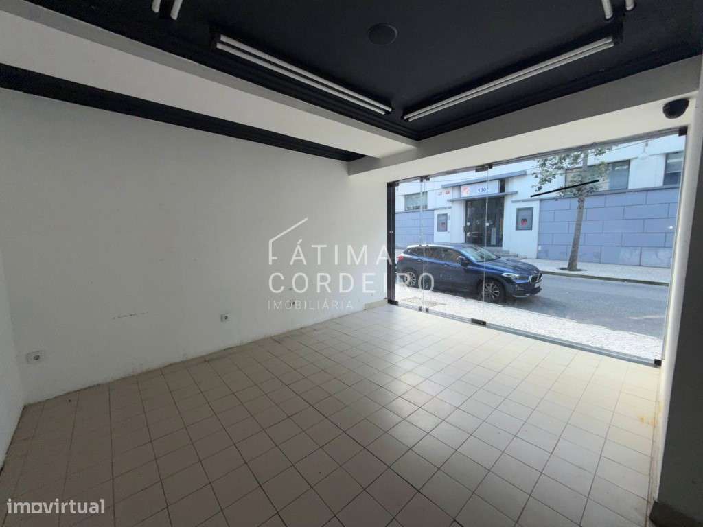 Loja situada na Rua capitão leitão Almada 200m2 - Grande imagem: 5/14