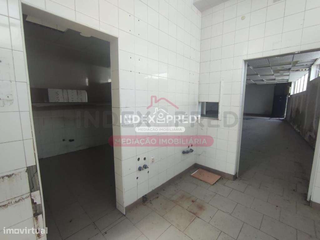 Duas Lojas com boas montras - Elvas - Grande imagem: 4/14