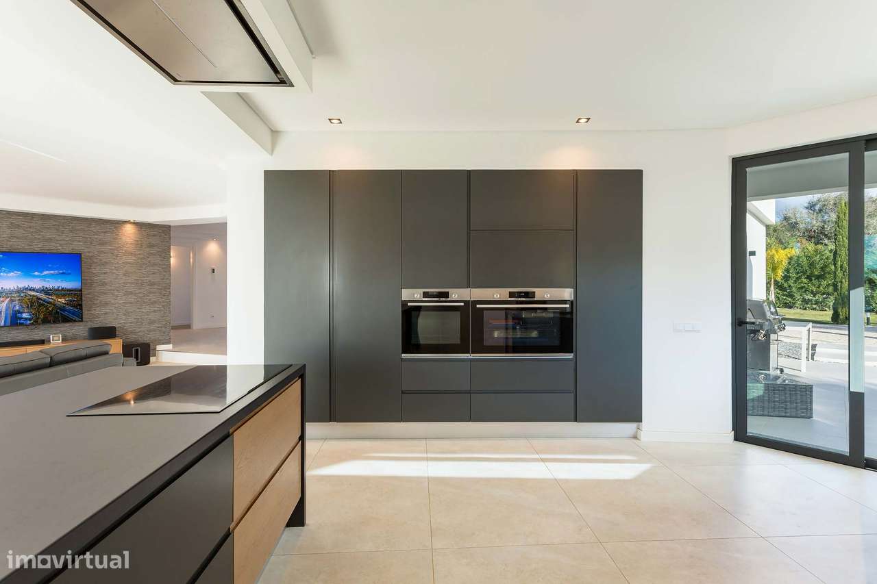 Quinta Moderna de Luxo com 4+1 Suítes, Anexo Independente e Jardim-16