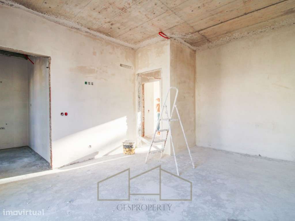 Moradia T4 Geminada com piscina na Sobreda-18