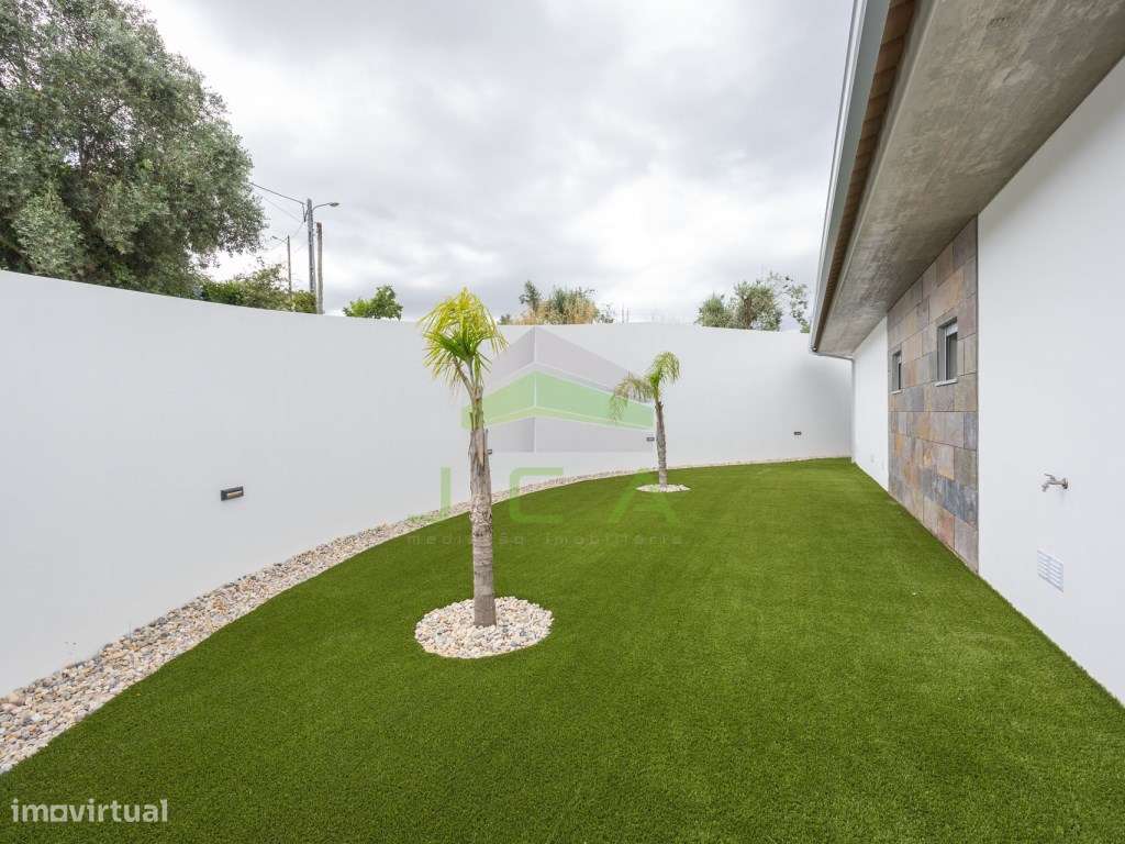 Moradia V3+1 nova e térrea com jardim-5
