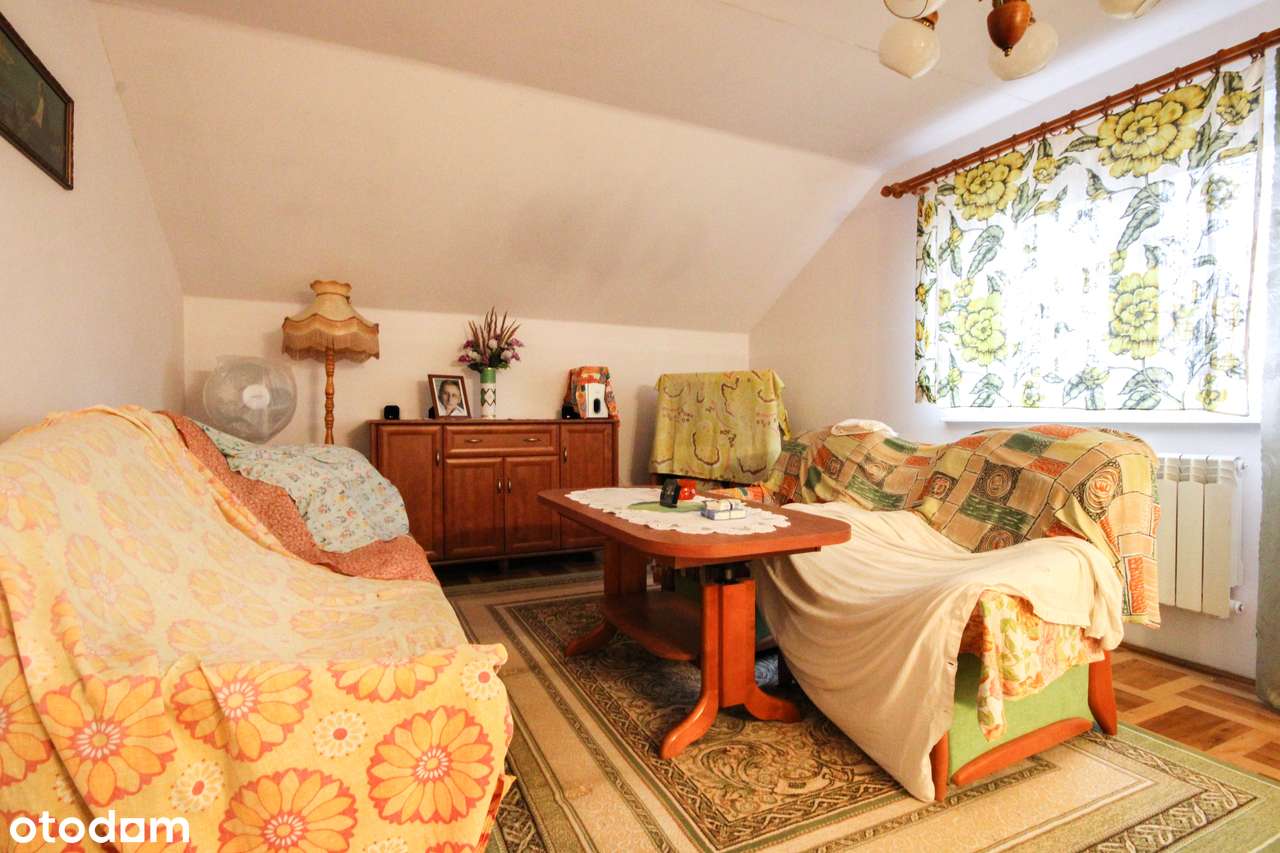 Dom z użytkowym poddaszem w spokojnej okolicy-16