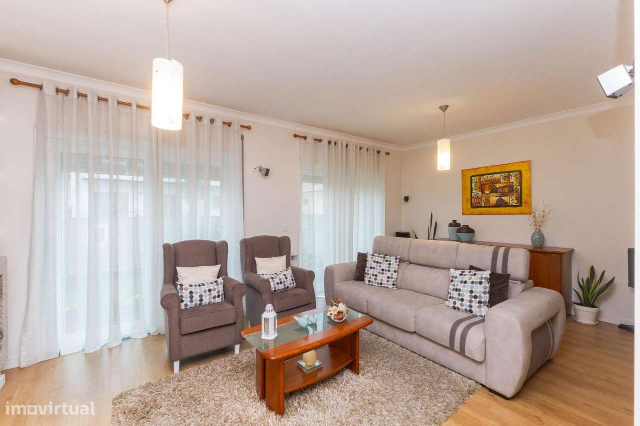 Moradia T4 na Maia – Renovada, 3 Frentes, Terraço e Garagem a...-9