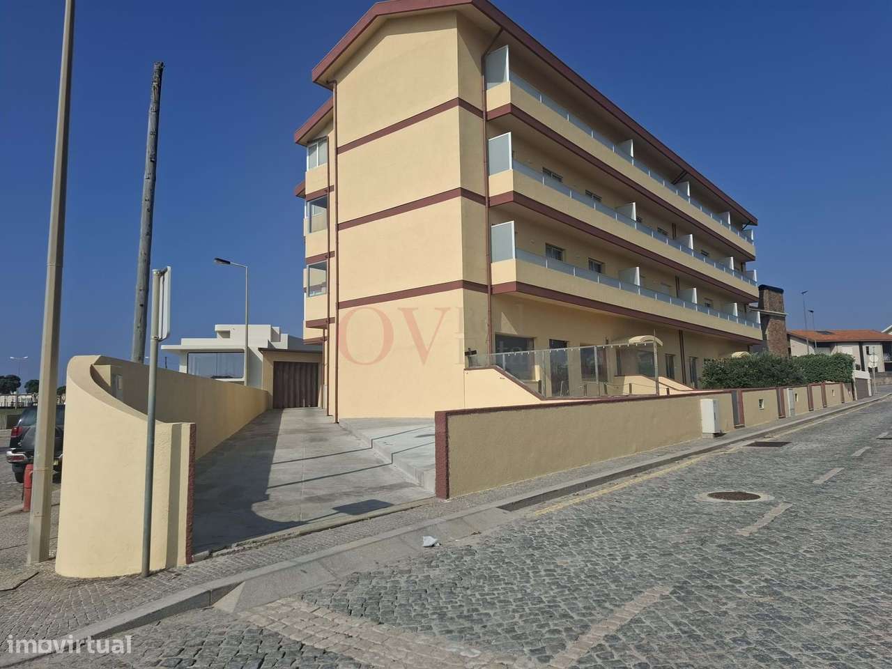 Loja Rés-do-chão, com esplanada, 1ª linha da Praia do Marreco em prédi-11