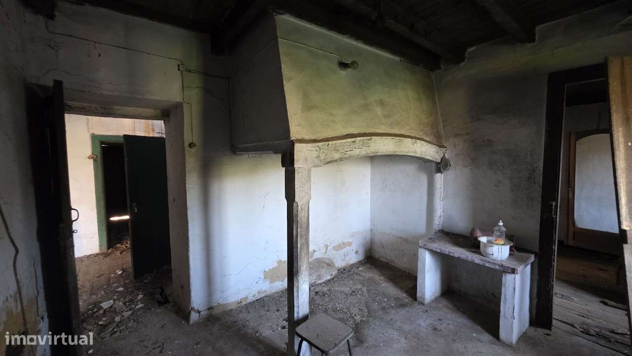 Moradia para restaurar, com terreno, perto de Ferreira do Zêzere-29