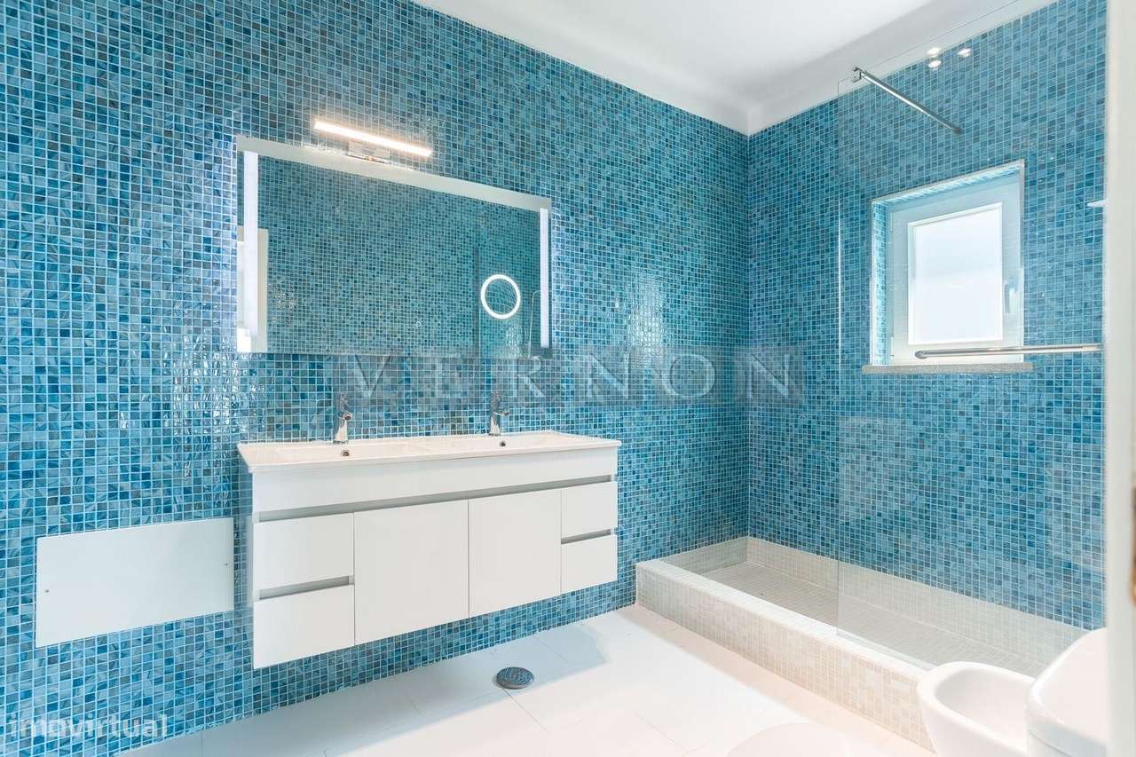 Moradia Renovada T4 com Vista Rio Arade, Piscina e 2.450 m² de Terreno-24