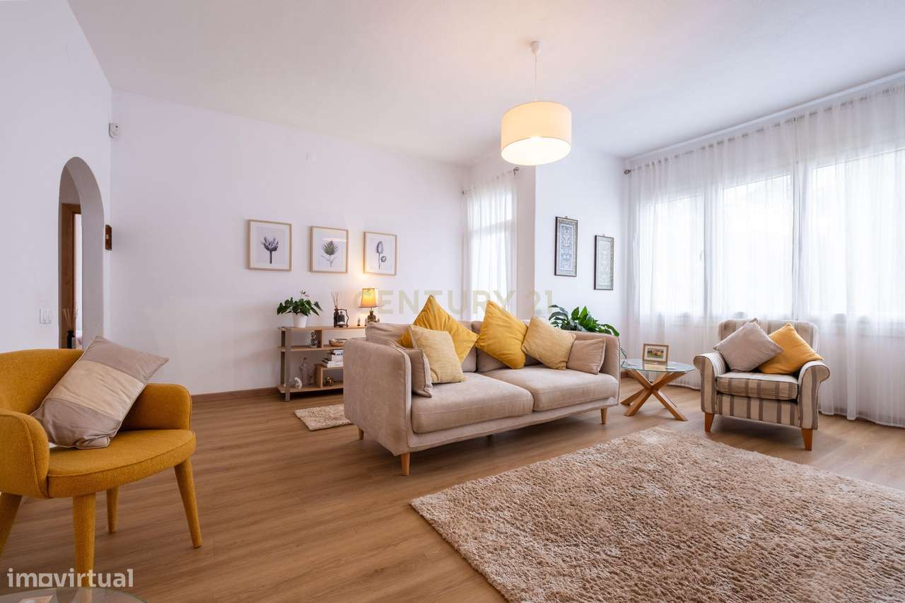 Moradia T2 Remodelada em Câmara de Lobos com Vista para o Pôr do Sol-16