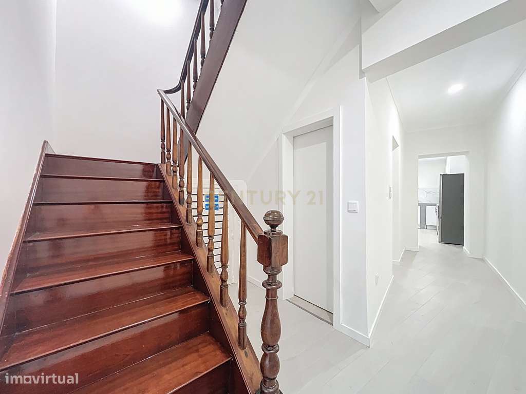 Moradia T5 Renovada no Centro de Ponta Delgada – Conforto, Estilo e Lo - Grande imagem: 5/37