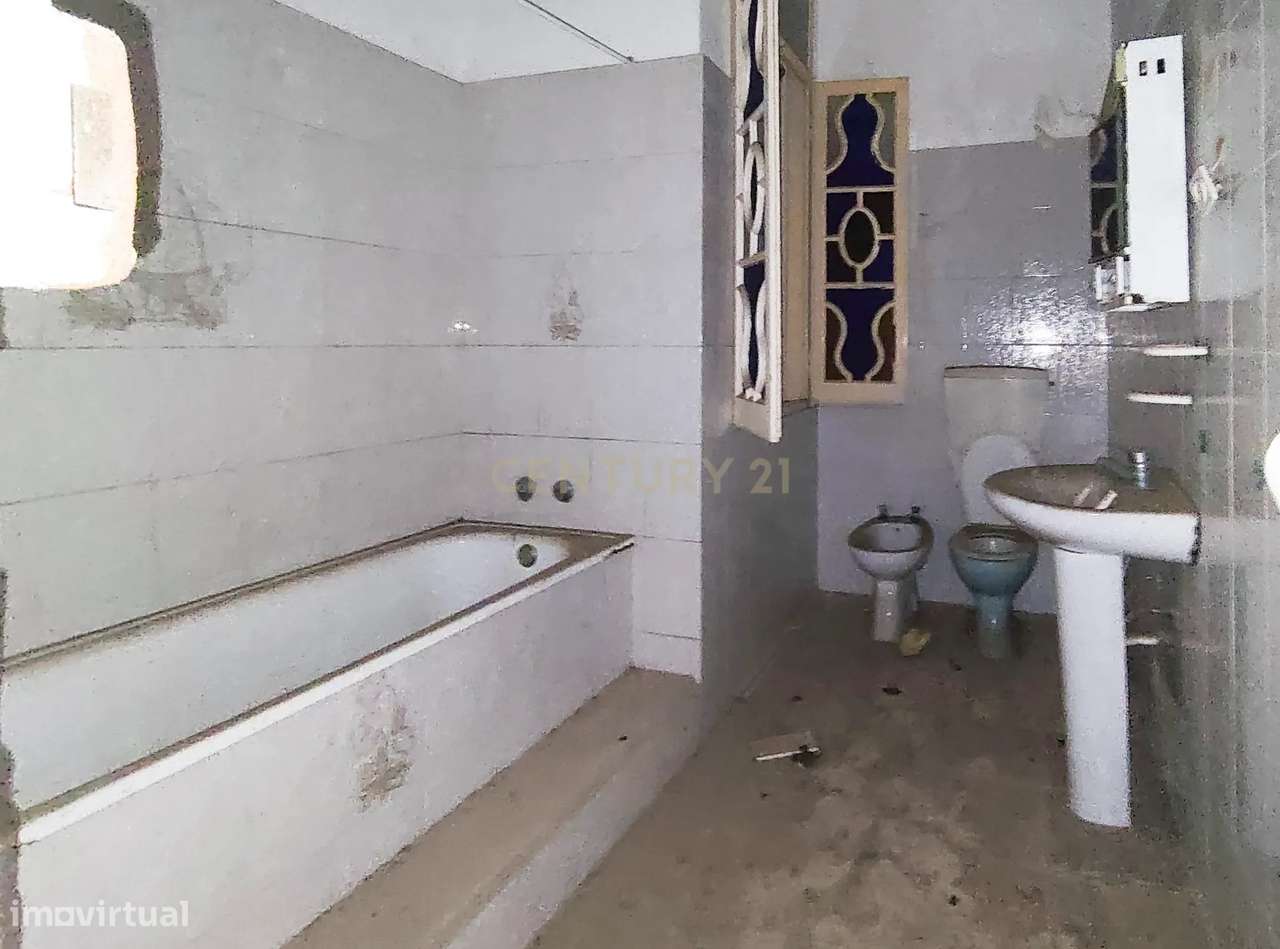Prédio de 3 pisos de uso misto, zona ribeirinha, zona ARU.-13
