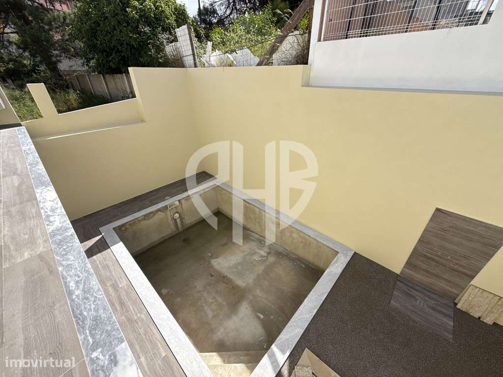 Moradia de Luxo T4 C/ Piscina e Box // Em Construção-40