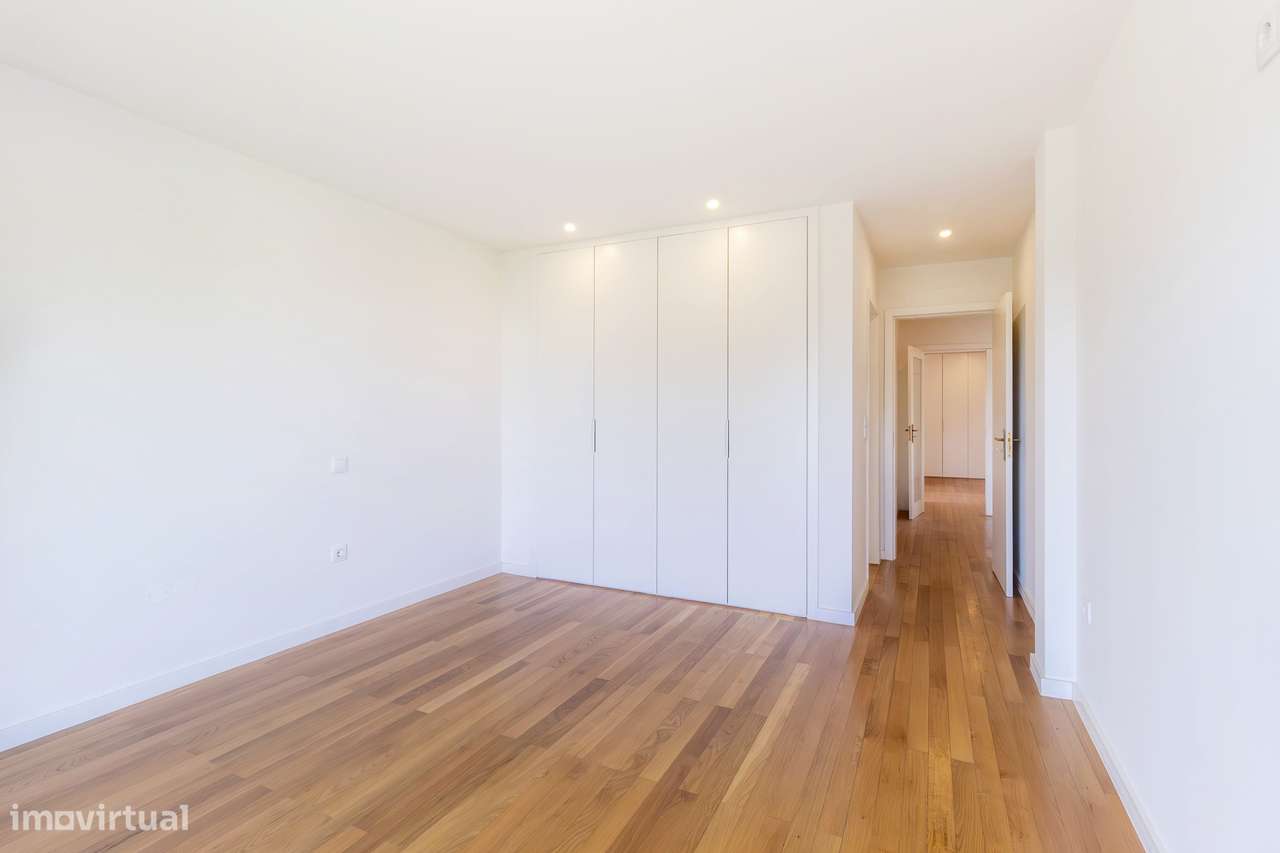 Apartamento T3, excelentes áreas 240m2 + garagem 31m2 + arrumos 4m2-51